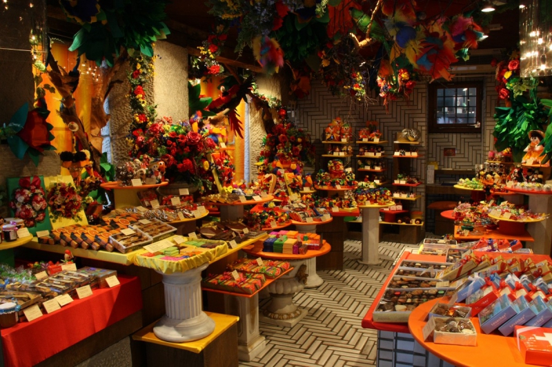 vitrine-SIX FOURS LES PLAGES-min_candy_store_chocolate_shop_chocolate_switzerland-393515